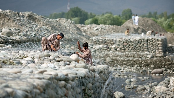 flussbett-pakistan-arbeiter-steine-draht_rs_text_image_landscape_small